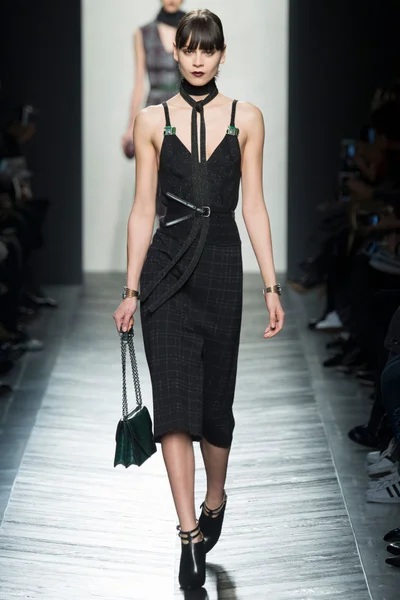 Look 16